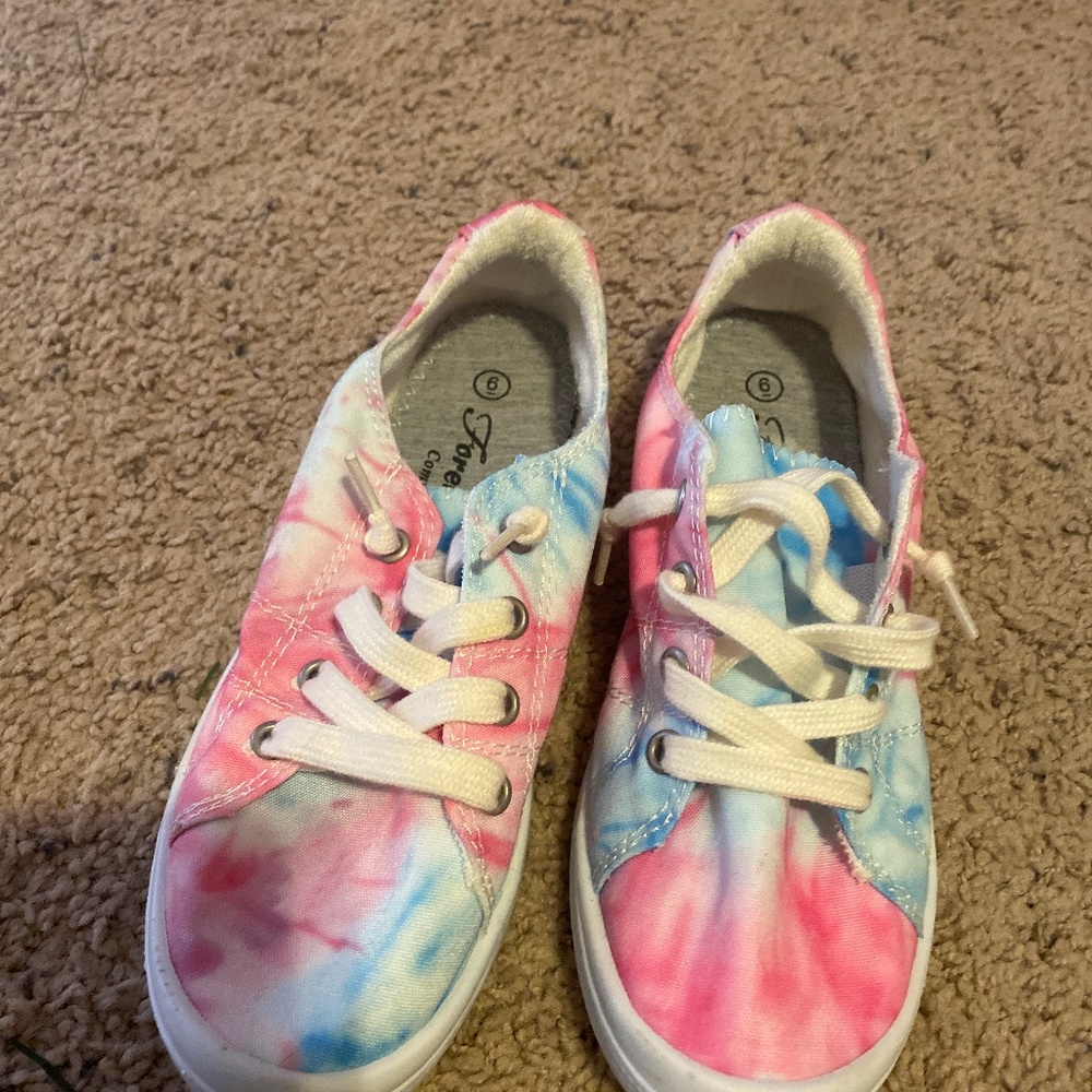 Tennis shoes